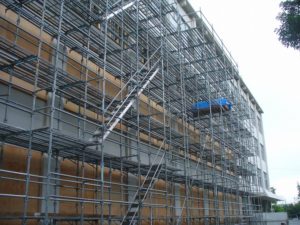 中学校耐震改修工事足場